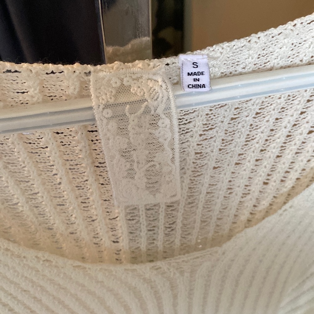 Sadie & Sage crochet off white sweater. Size sm, oversized, relax fit.
